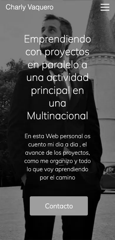 Portada de la versión anterior de charlyvaquero.com: retrato en blanco y negro con el titular «Emprendiendo con proyectos en paralelo a una actividad principal en una Multinacional»